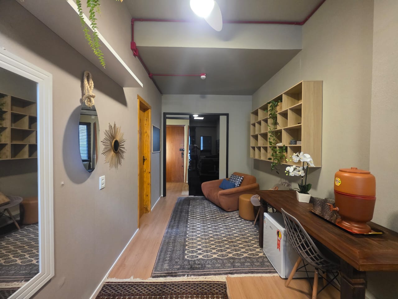 Sala 01 — ambiente de atendimento com lustre de cristal