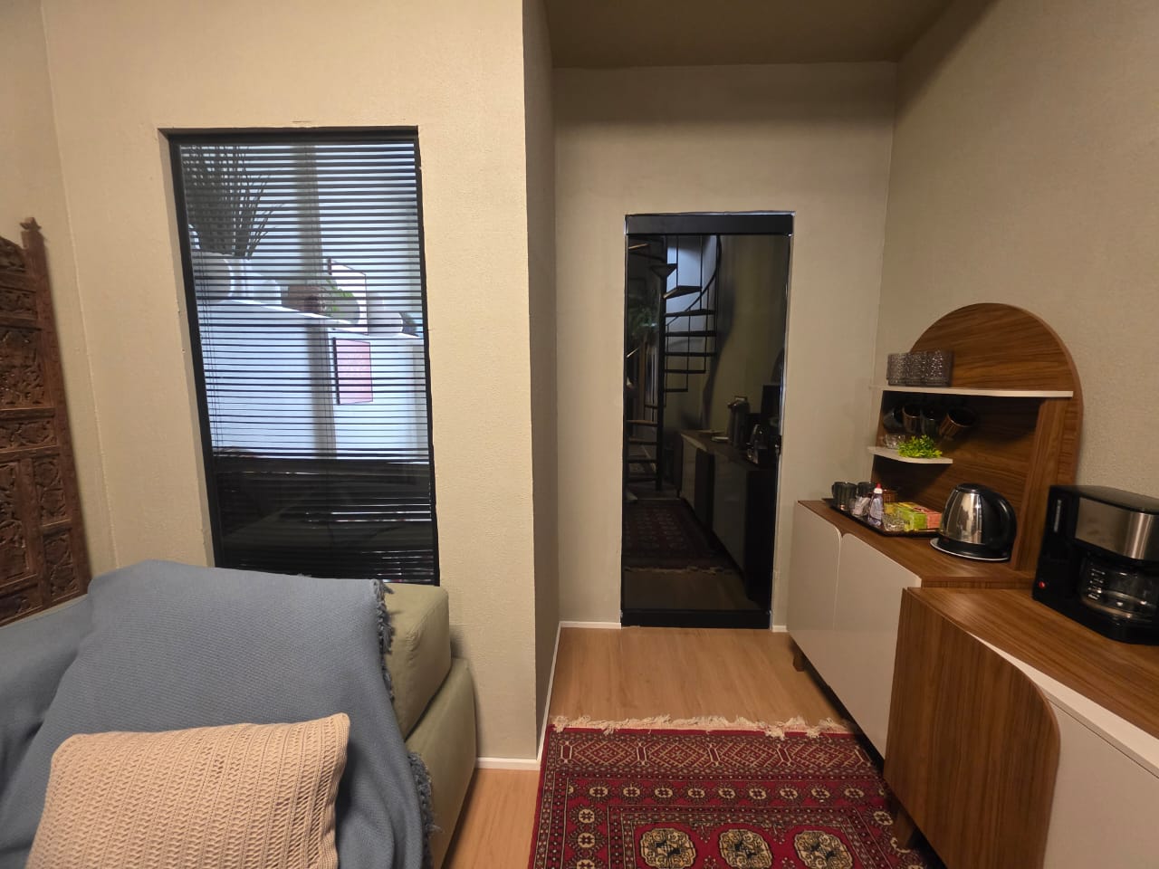 Sala 02 — entrada com sofá azul e divisória oriental